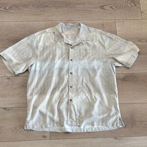 Tommy Bahama camp shirt in 100% silk. Men's XL. Excellent condition. Very sharp!